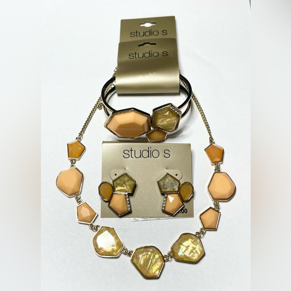 Studio S Gold Peach Iridescent Acrylic Jewelry Set Necklace Bracelet Earrings